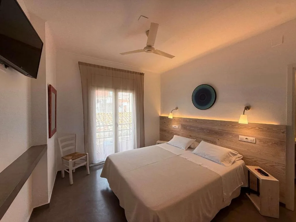 带阳台双人间－1张或2张床 — Hostal ROM Familiar