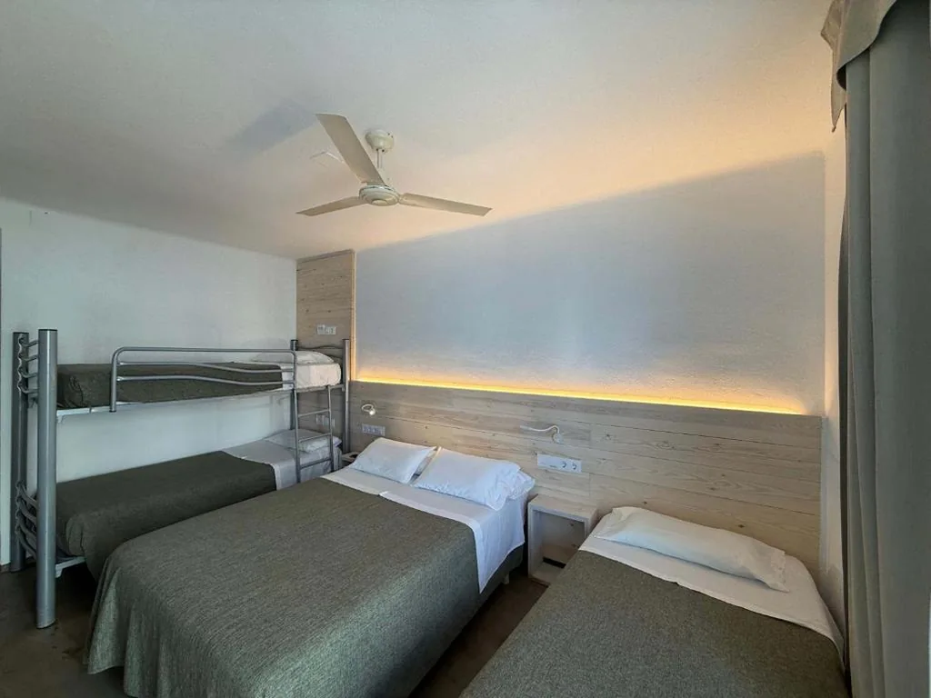 带阳台家庭间 — Hostal ROM Familiar
