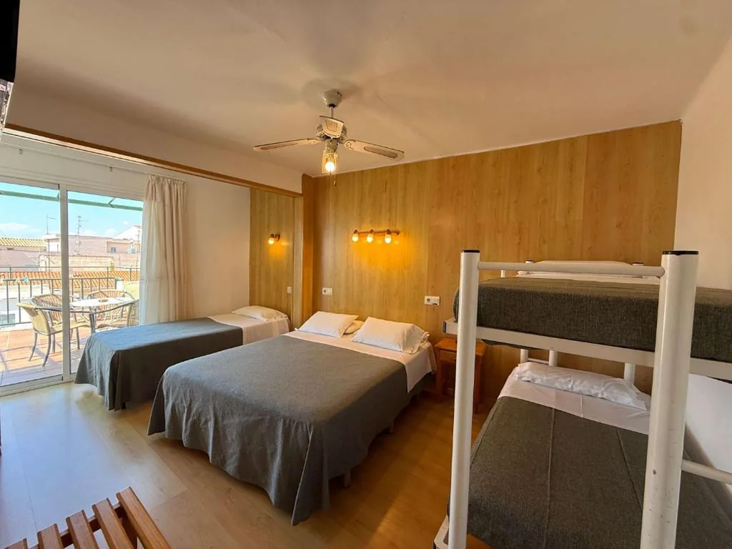 带露台家庭间 — Hostal ROM Familiar