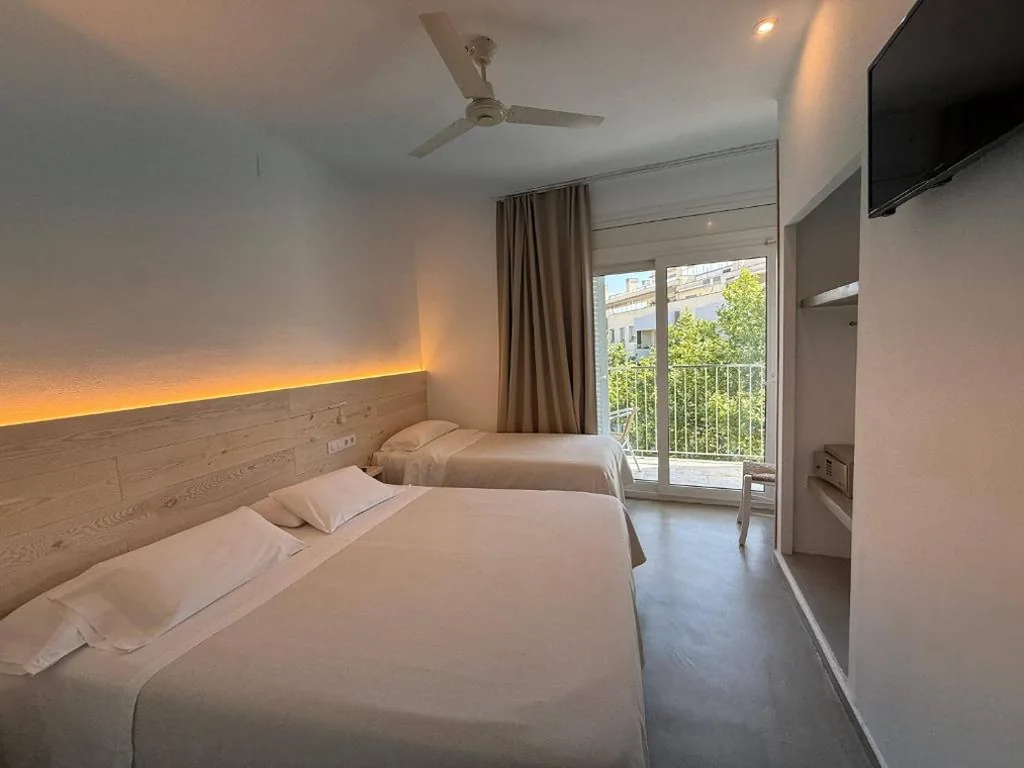 带阳台三人间 — Hostal ROM Familiar