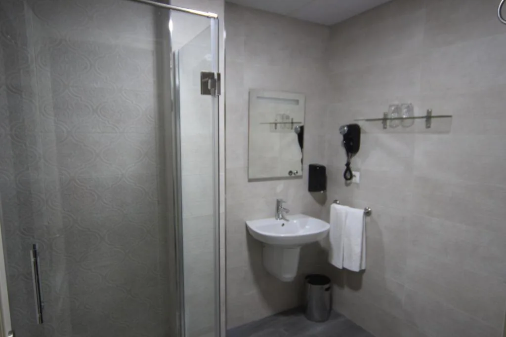 Doppelzimmer – 1 oder 2 Betten — Hostal Roma