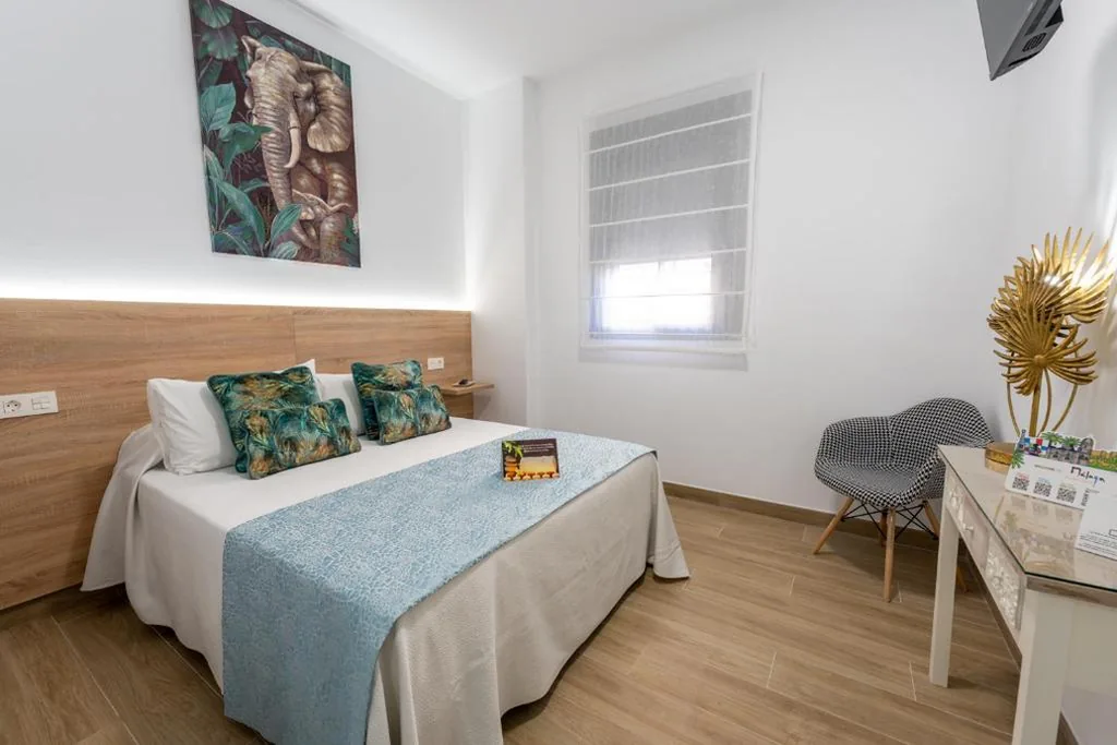 Barrierefreies Doppelzimmer für Gäste mit eingeschränkter Mobilität — Hostal Romerito