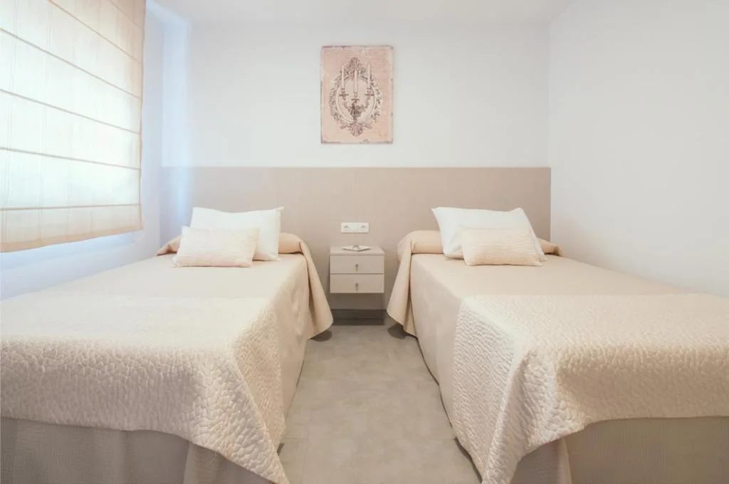 Kleines Zweibettzimmer — Hostal Romerito