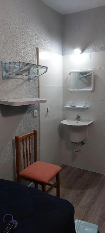 Camera singola con bagno in comune — Hostal Rosales