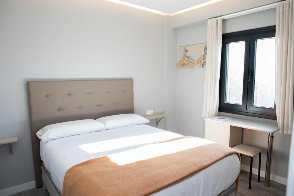 Driepersoonskamer met eigen badkamer — Hostal Rosario Galindo
