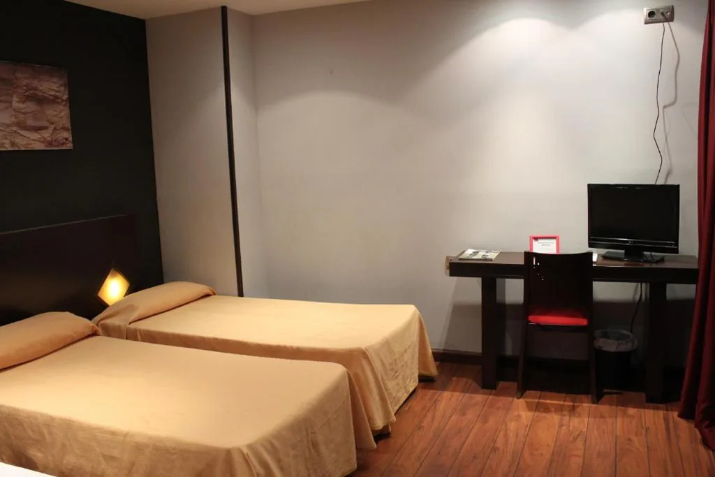 Habitación Triple Clásica — Hostal Royal Almorox