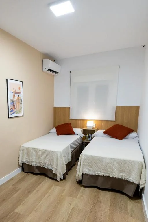 Camera doppia economica con 2 letti — Hostal Royal Bliss