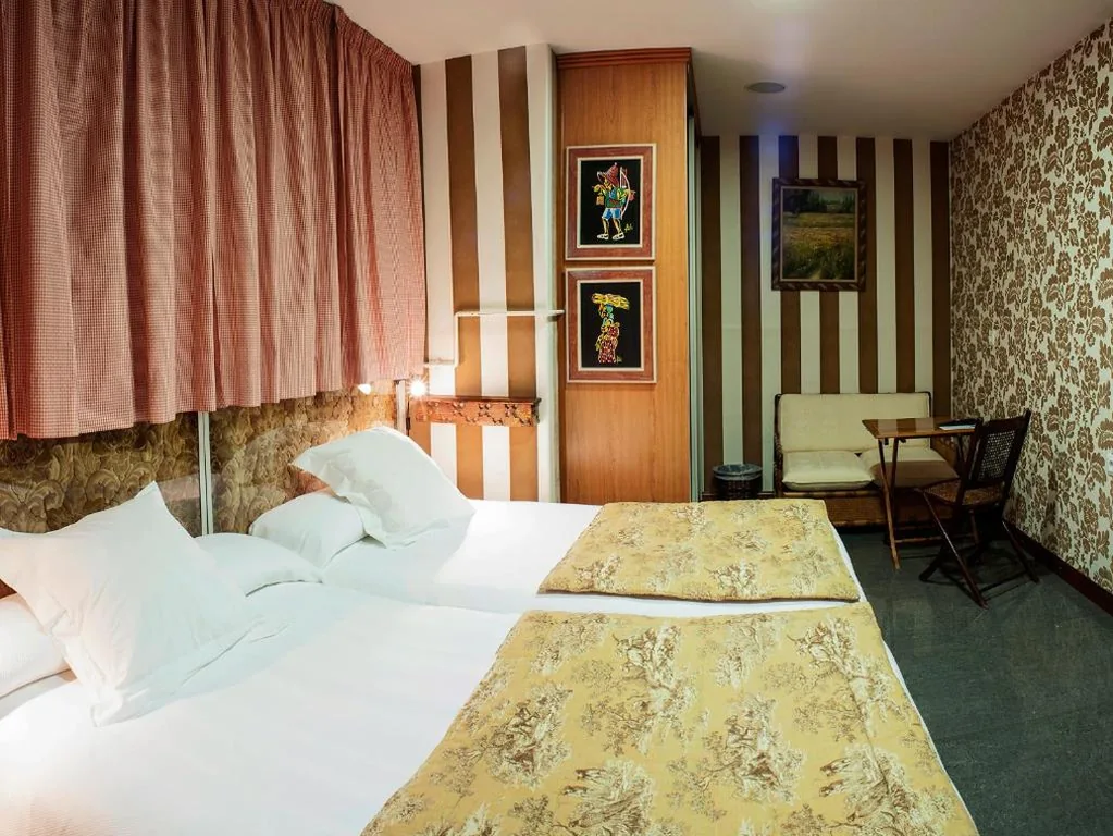 Tweepersoonskamer met 2 bedden — Hostal Rual