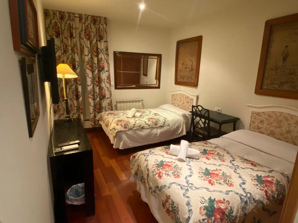 Grote tweepersoonskamer — Hostal Rual