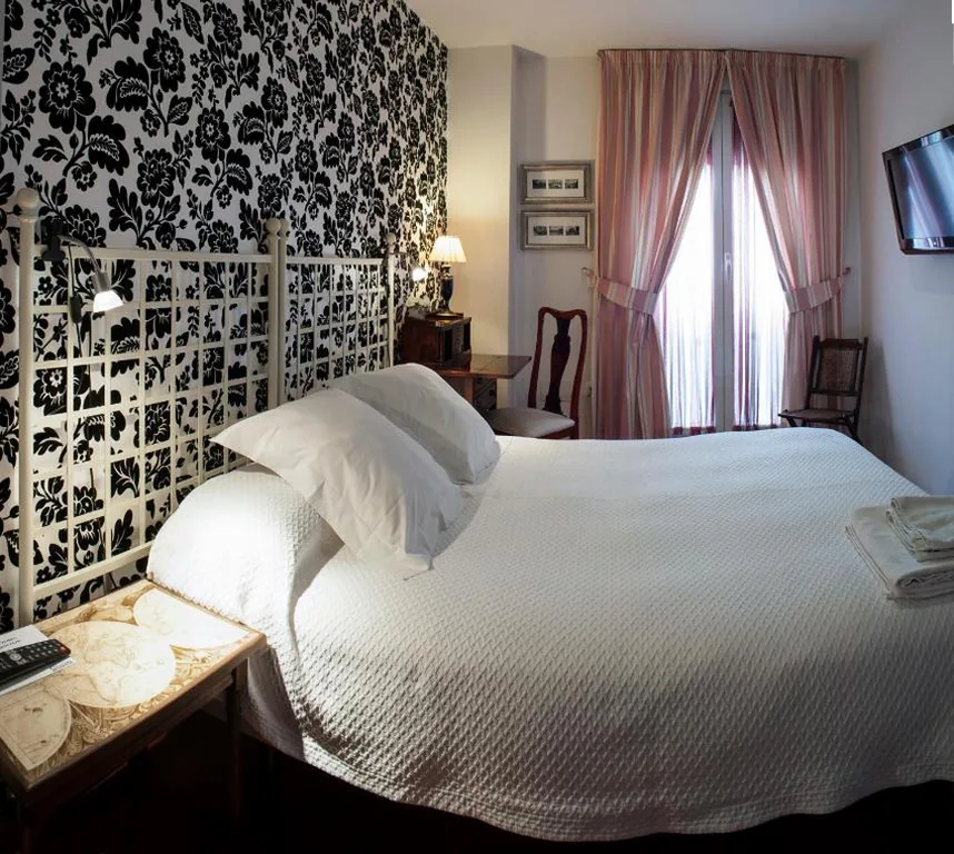 Standaardkamer - 1 groot bed — Hostal Rual