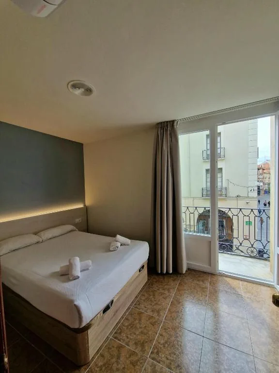 Habitación Doble con balcón — Hostal Rugaca