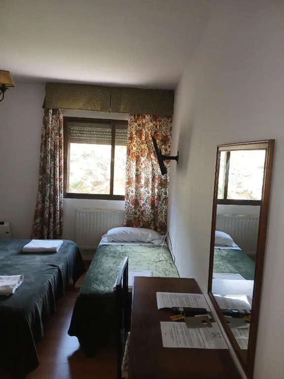 トリプルルーム — HOSTAL RURAL ALTO TAJO POVEDA