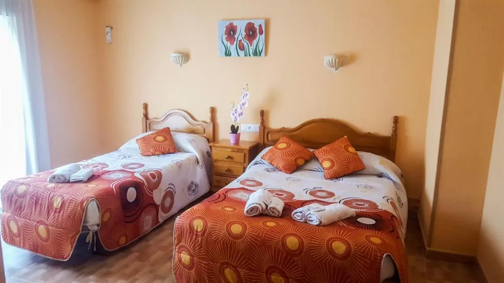Tweepersoonskamer met extra bed - 2 bedden — Hostal rural El Caminero
