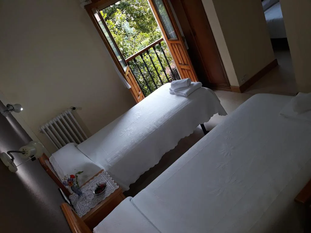 Einfaches Dreibettzimmer — Hostal Rural El Campito
