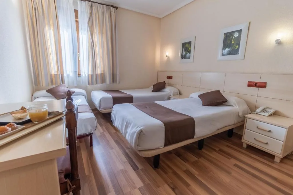 Habitación Doble con cama supletoria - 2 camas — Hostal Rural El Caño by Vivere Stays