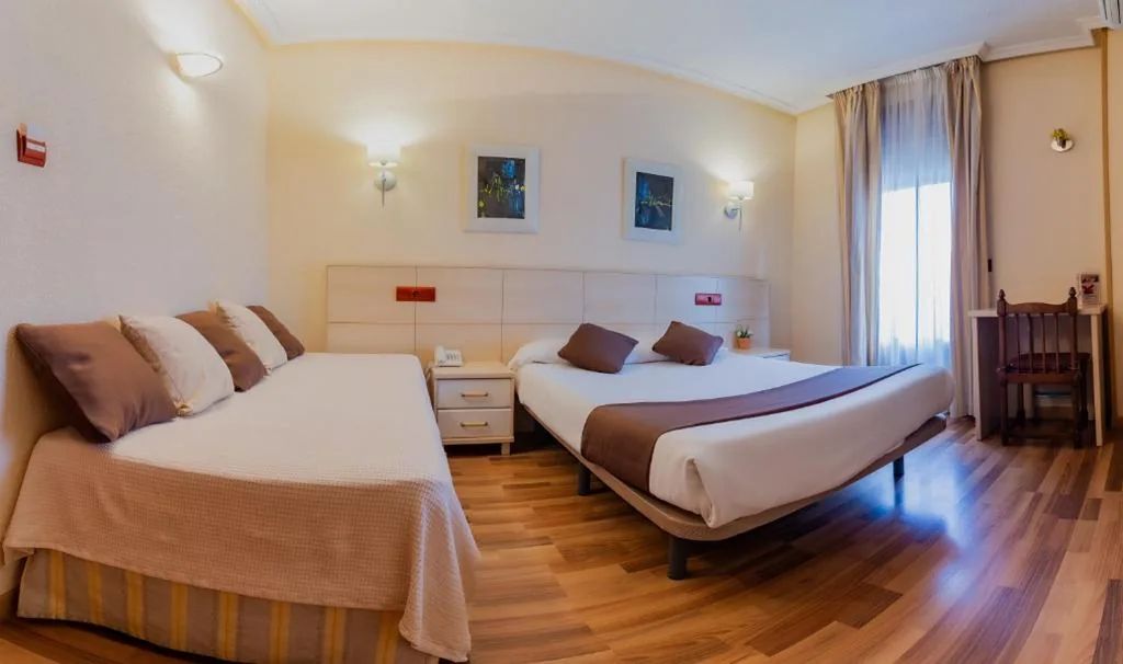 Habitación Doble con cama supletoria y terraza — Hostal Rural El Caño by Vivere Stays