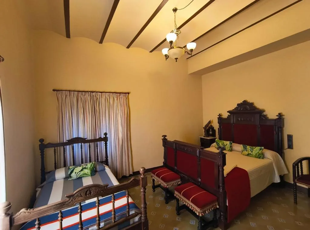 Chambre Double Deluxe (2 adultes + 1 enfant) — Hostal Rural Mas Blanc
