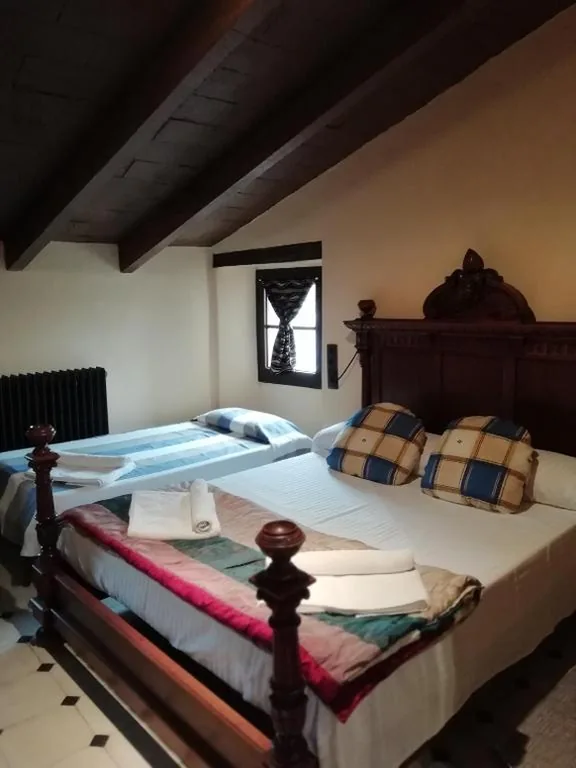 Chambre Triple avec vue sur la montagne — Hostal Rural Mas Blanc