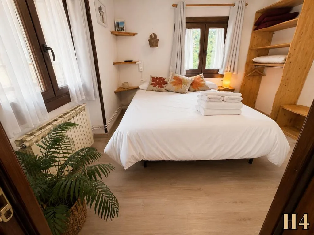 Habitación con cama extragrande y vistas a la montaña — Hostal Rural Sant Climent - Habitacions i Apartaments