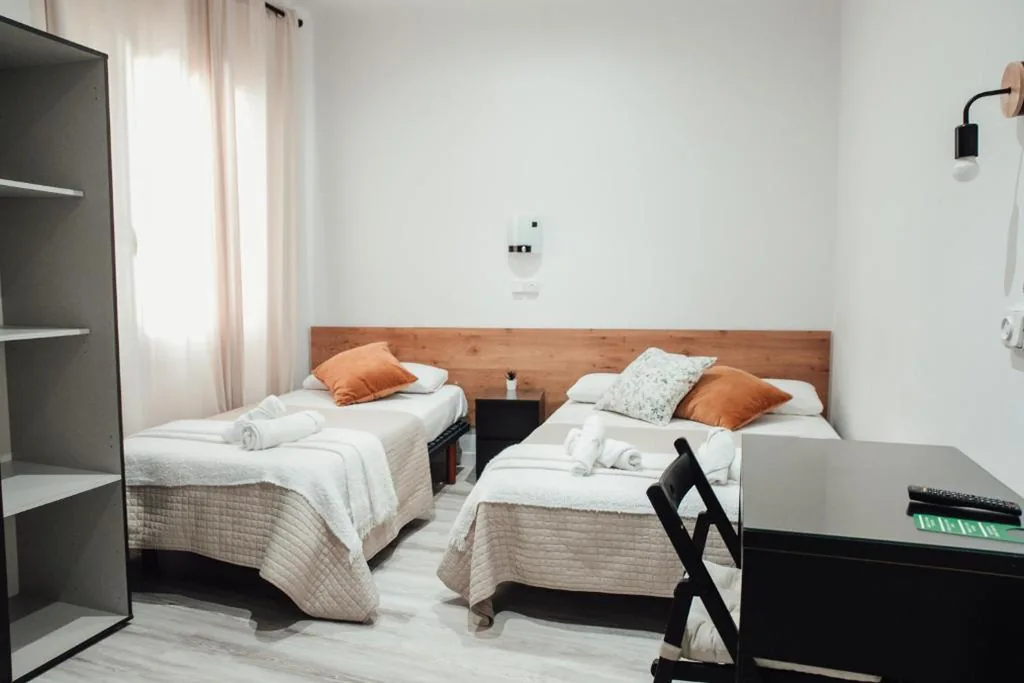 Quarto Duplo com cama extra — Hostal Ruta de Francia