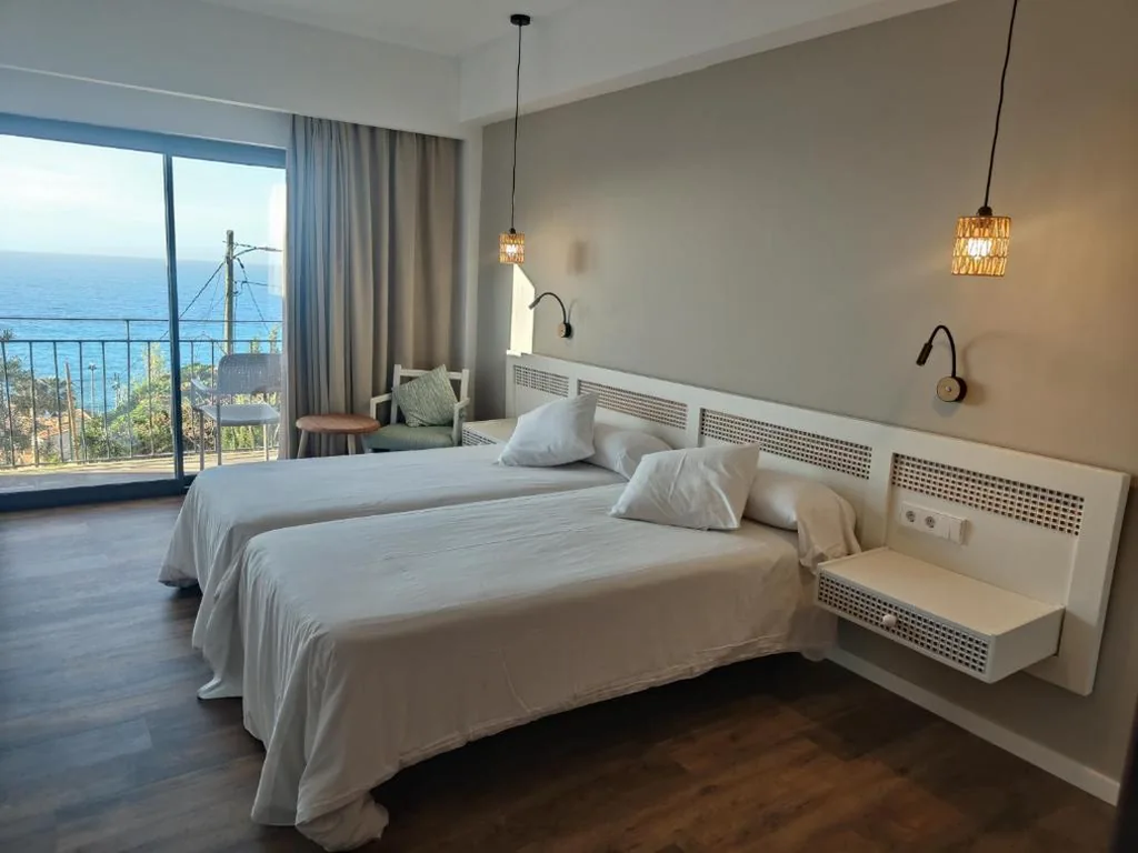 Quarto Duplo com ar condicionado, varanda e vista mar — Hostal Sa Baronia