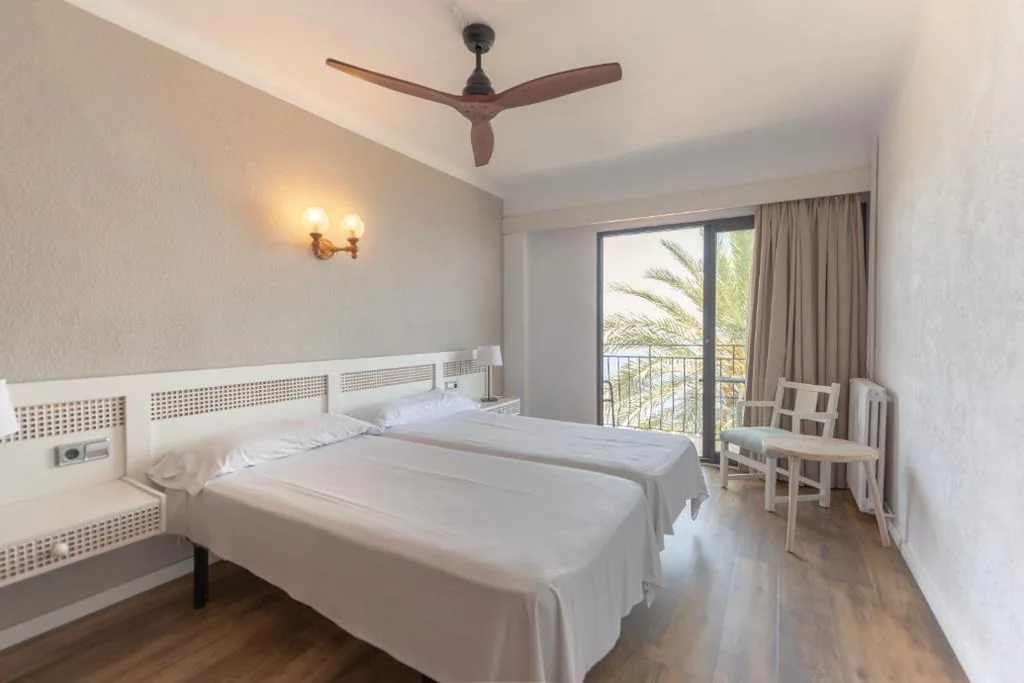 Quarto Duplo com varanda e vista mar — Hostal Sa Baronia