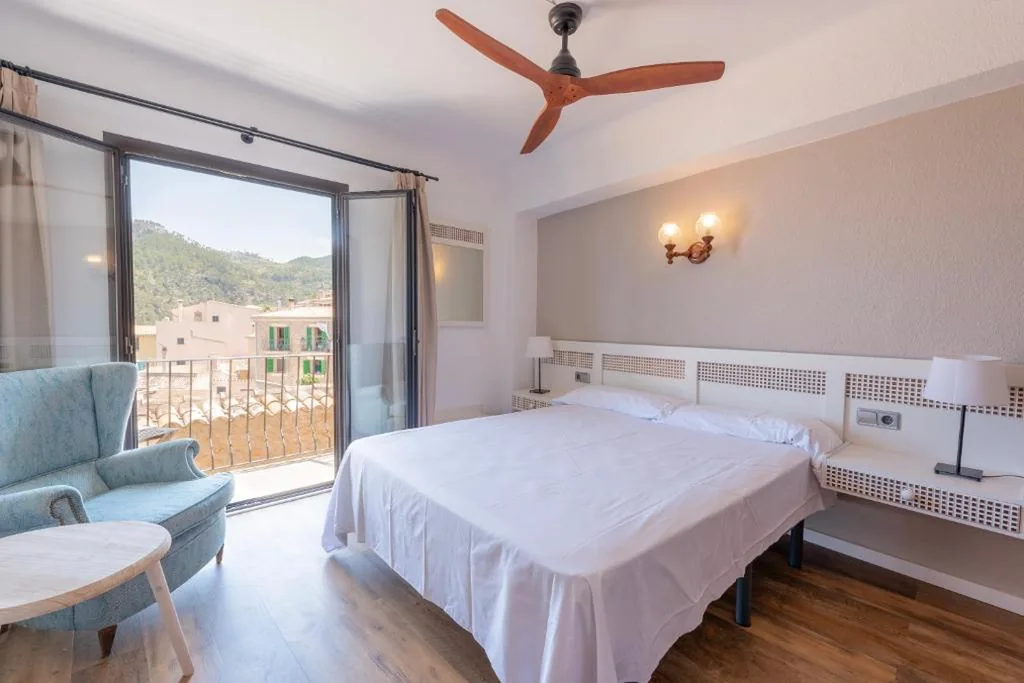Quarto Duplo com varanda e vista parcial para o mar — Hostal Sa Baronia