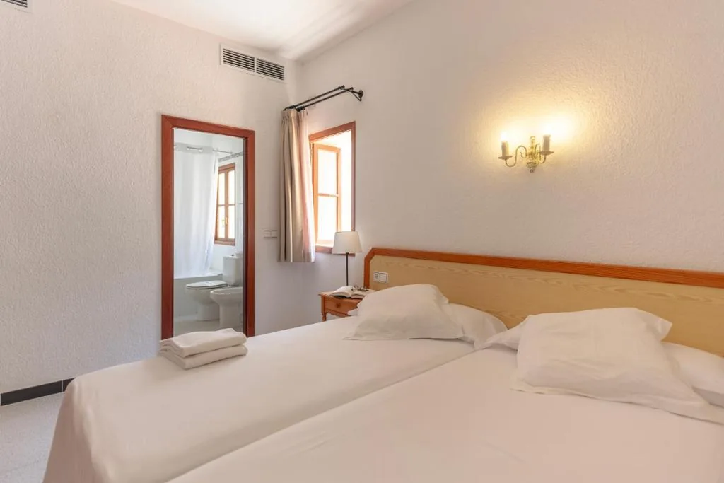 Quarto Duplo Económico - 1 ou 2 camas — Hostal Sa Baronia