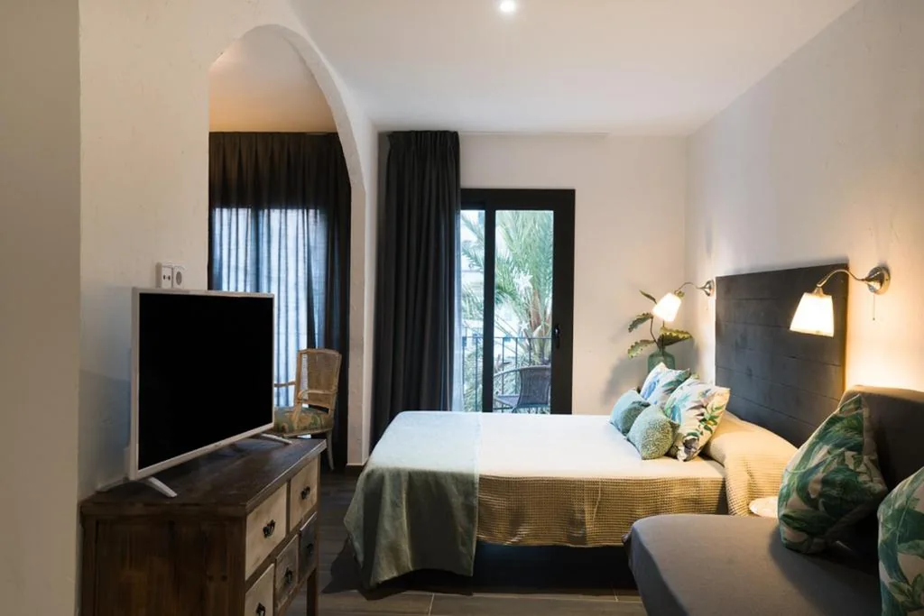 Family Room with Private Bathroom — Hostal Sa Malica