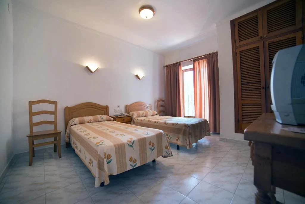 Habitación con vistas a la ciudad - 2 camas — Hostal Sa Rota