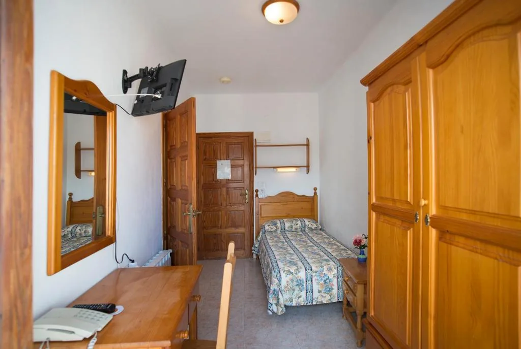 Habitación individual con vistas a la ciudad — Hostal Sa Rota
