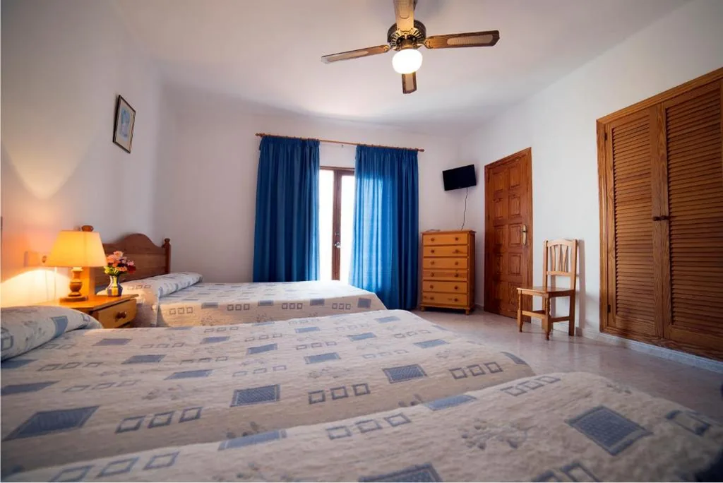 Habitación Triple con vistas a la ciudad — Hostal Sa Rota