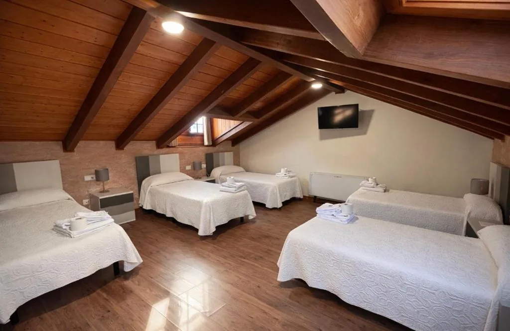 Posto letto in dormitorio condiviso da 6 letti — hostal Saint James Way