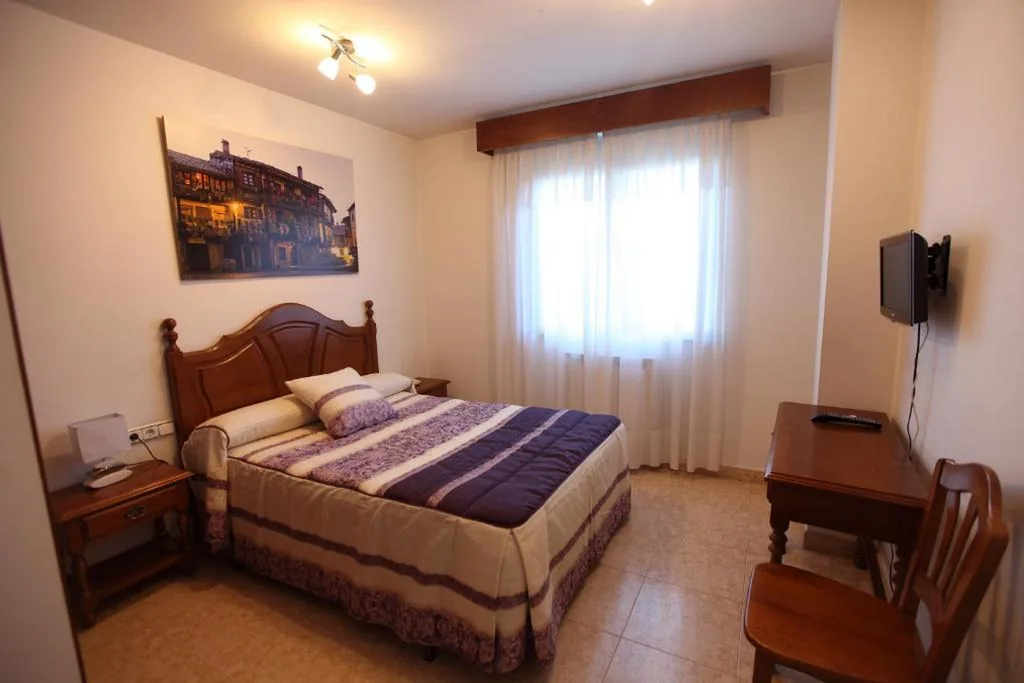 Single Room with Private Bathroom — Hostal San Blas
