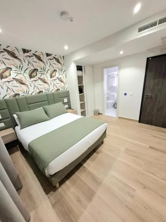 Habitación Cuádruple con baño privado — Hostal San Blas