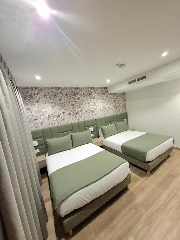 Habitación Cuádruple con baño privado — Hostal San Blas