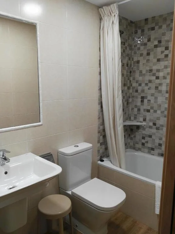 Quadruple Room with Private Bathroom — Hostal San Felix