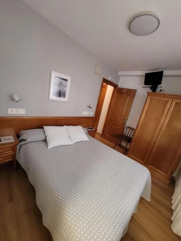 Double Room with Private Bathroom — Hostal San Felix