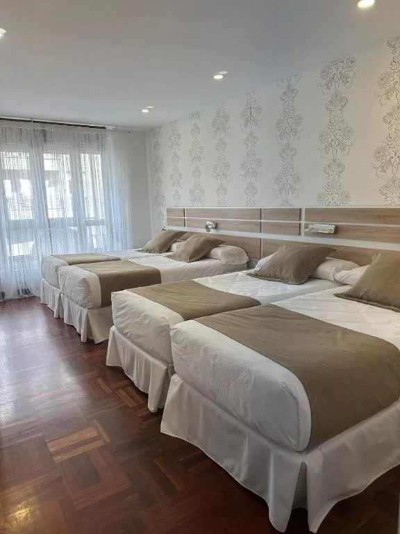 Camera quadrupla con bagno privato — Hostal San Fernando