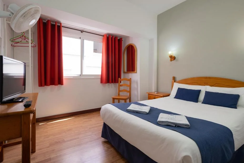 Habitación Doble con baño privado - 1 o 2 camas — Hostal San Ginés