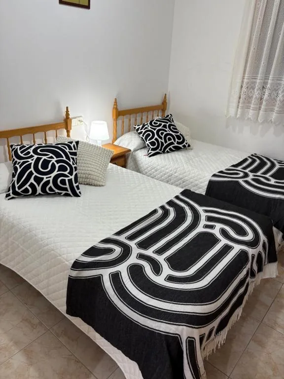 4人部屋・庭園の景色 — Hostal San José Naval