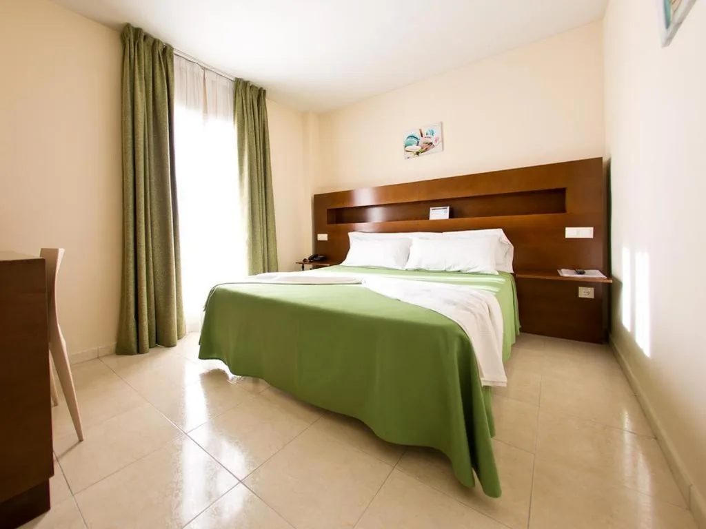 Habitación con cama grande y balcón — Hostal San Marcos