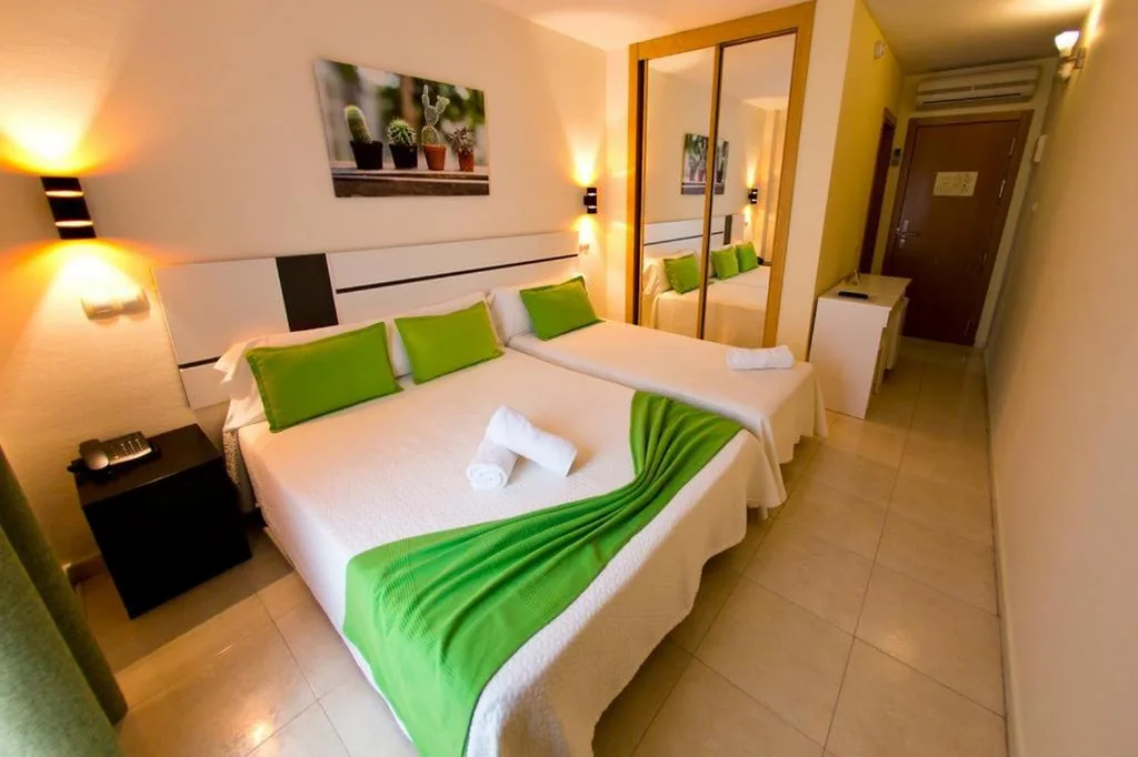 Habitación Triple con baño privado — Hostal San Marcos