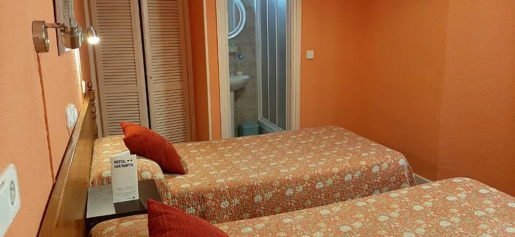 Habitación Doble con baño compartido - 2 camas — Hostal San Martin