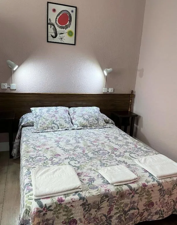 Habitación Doble con baño compartido — Hostal San Martin