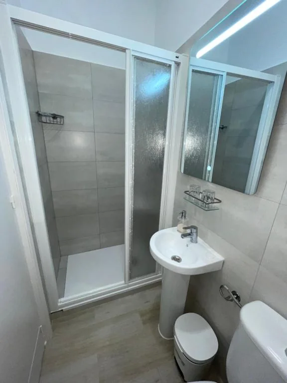 Habitación Doble con baño privado - 2 camas — Hostal San Martin