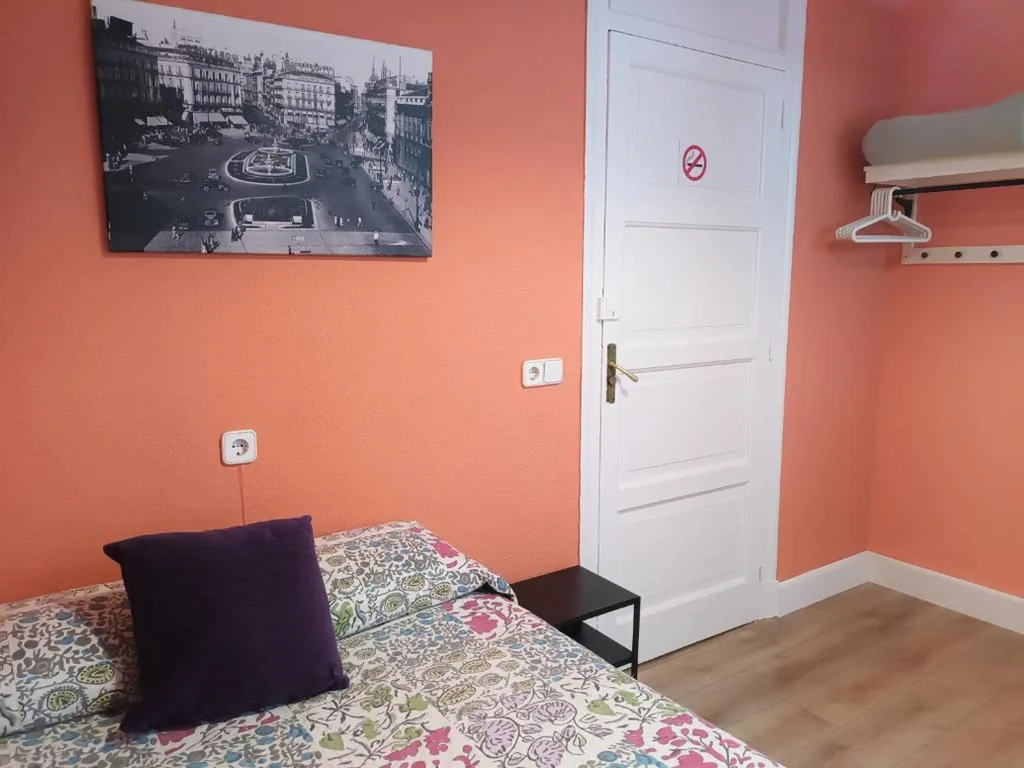 Habitación Individual con baño compartido — Hostal San Martin