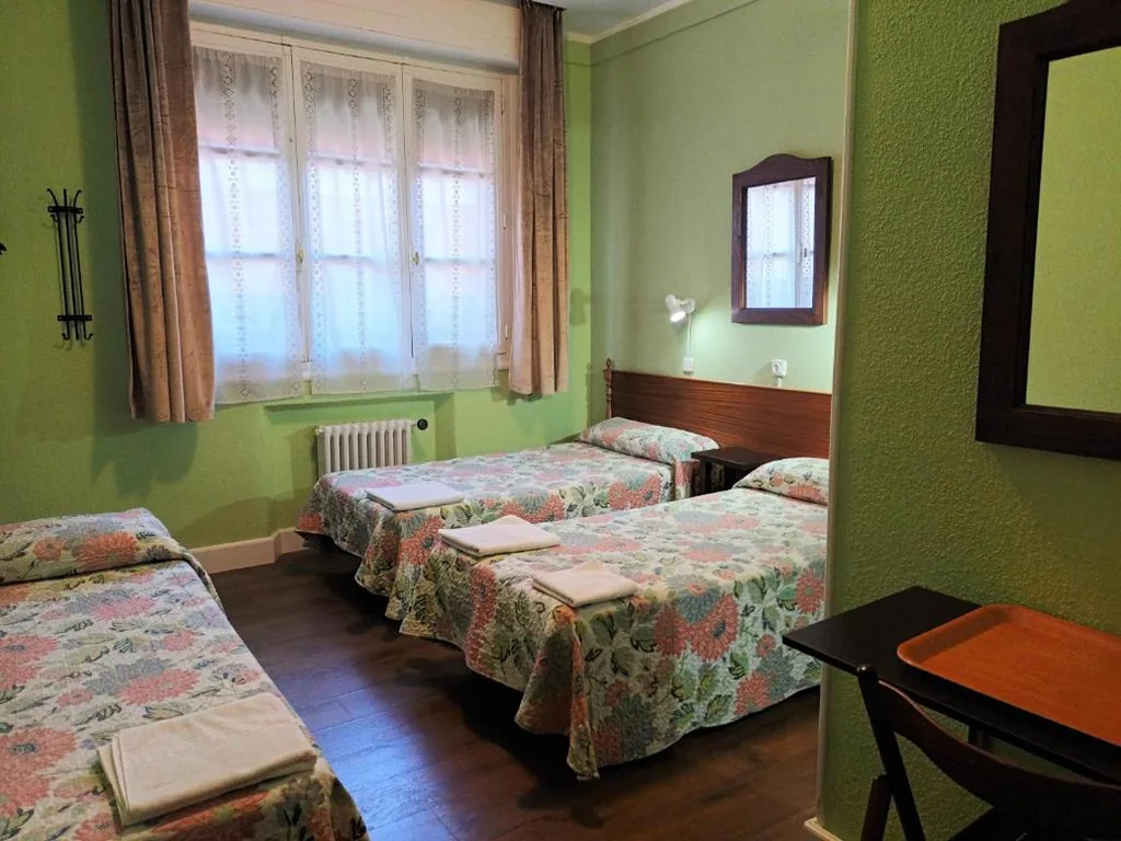 Habitación Triple con baño compartido — Hostal San Martin