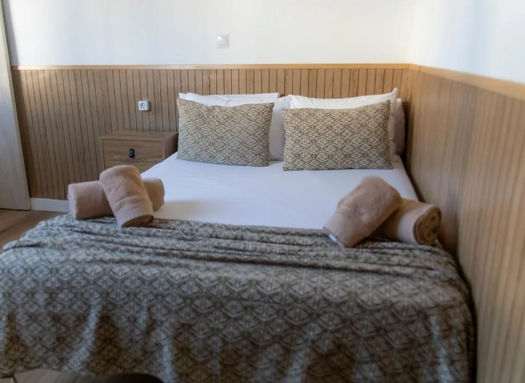 Habitación Doble Económica con baño privado externo — Hostal San Miguel by Croma