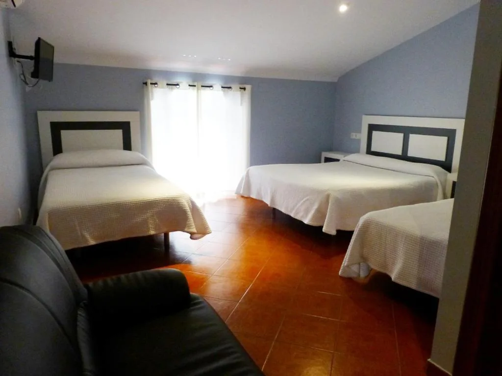 Familienzimmer (4 Erwachsene) — Hostal San Miguel